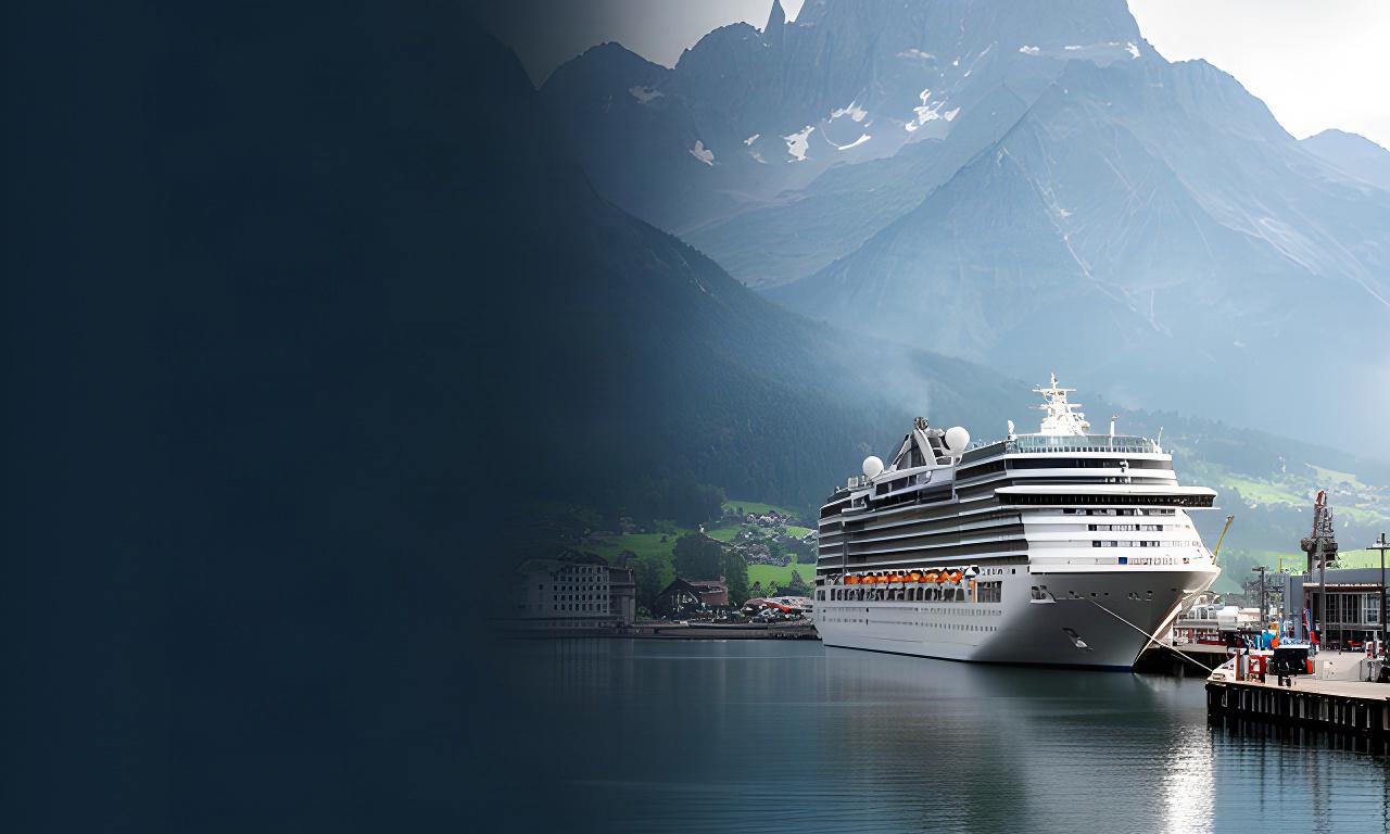Kreuzfahrtschiff an einem Schweizer Hafen mit Alpen im Hintergrund
